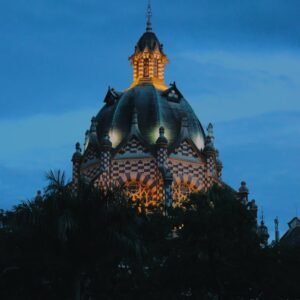 Medellín lanza nueva ruta turística nocturna por sus barrios culturales