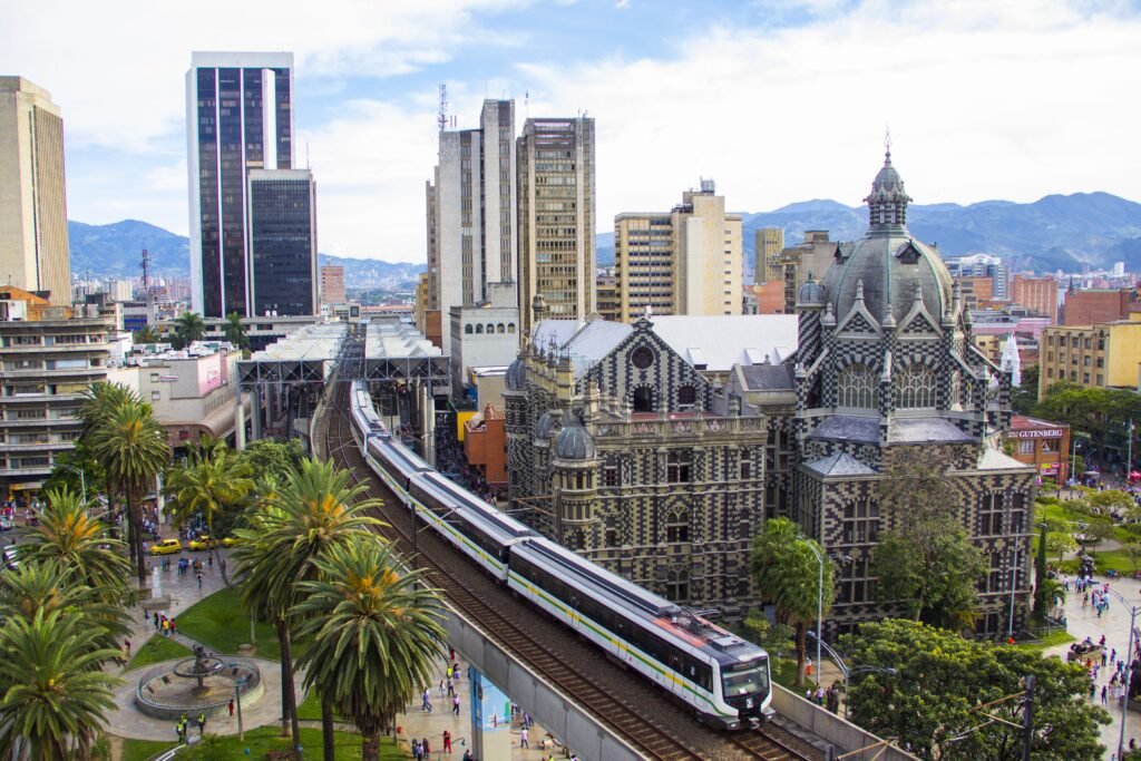 Medellín recibió 1,2 millones de turistas extranjeros en 2025: el sector aportó $5 billones 50mf099