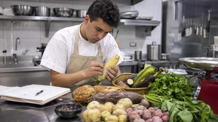 chef en cocina profesional con productos colombianos